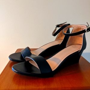 Heeled sandals (a new day)